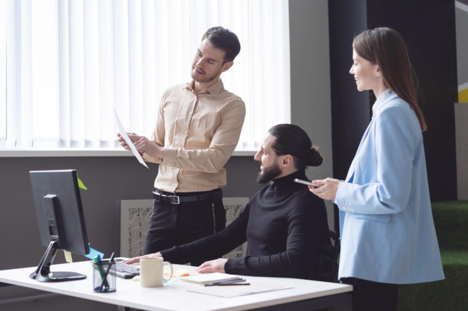 Arbeitsplatz mit Finanzanalyse-Tools und Dokumenten